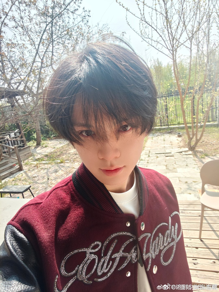 开云下载-左航红色棒球服造型亮相，少年感十足|会好|天气|演唱会现场_新浪新闻